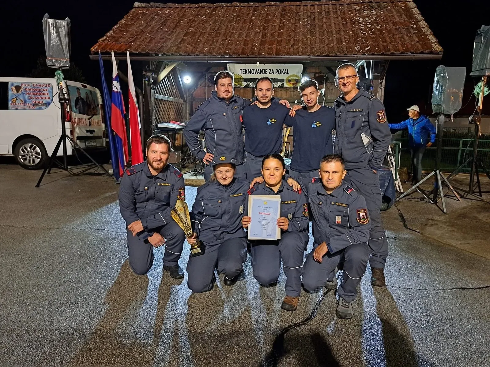 Tekmovalna desetina PGD Dragomlja vas s pokalom na Lokvici
